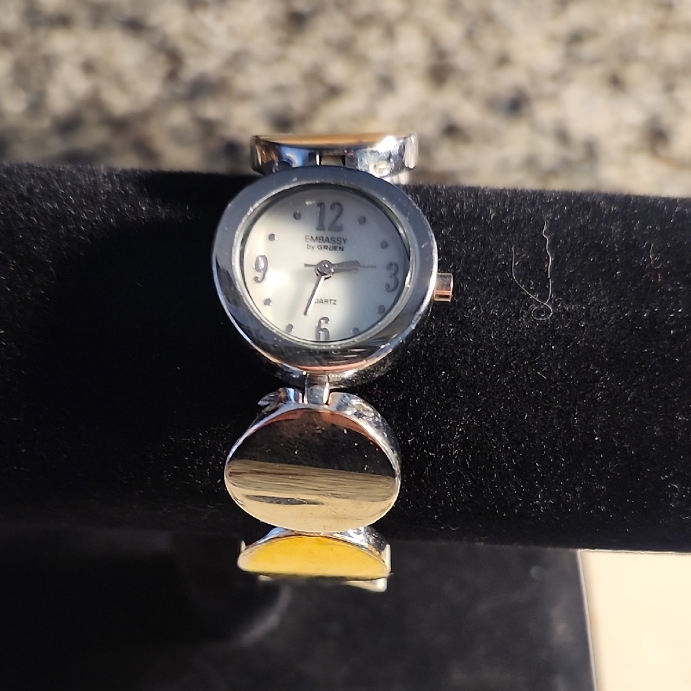 Vintage Embassy By Gruen Quartz Silver Toned Circle Link Watch
